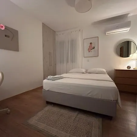 Lovely 1-bd With Patio In Center Apartment *