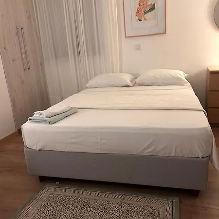 Lovely 1-bd With Patio In Center *