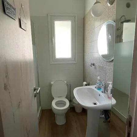 Lovely 1-bd With Patio In Center 尼科西亚